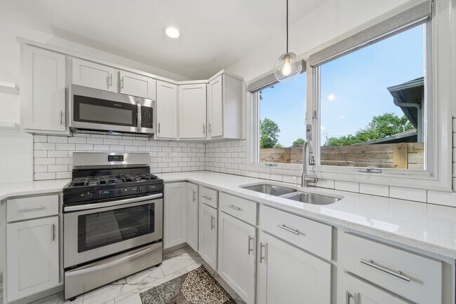 Building Photo - Updated 3 Bed, 1 Bath Home for Lease in Prime Midtown Location!