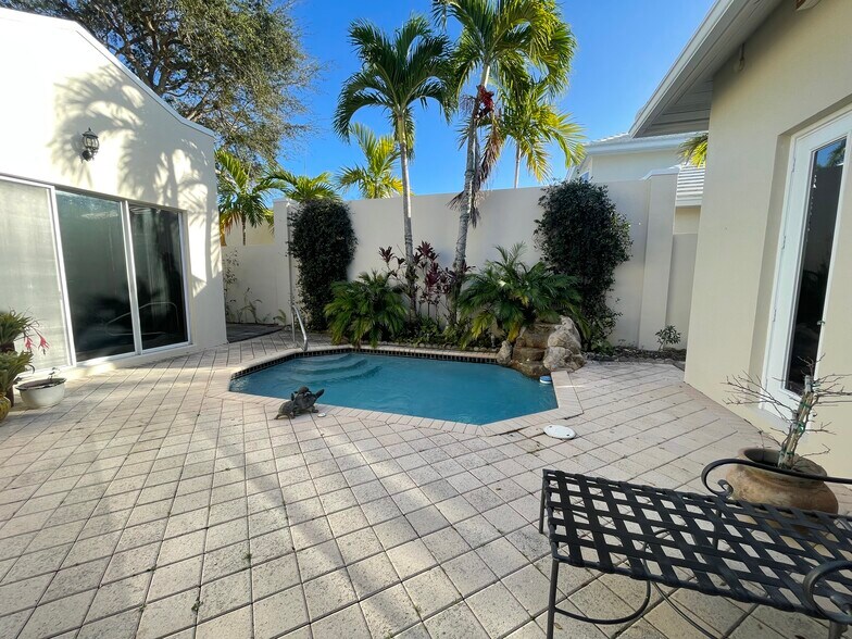 Building Photo - 17323 Bermuda Village Dr