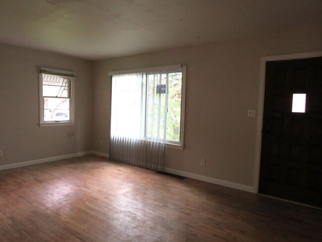 Building Photo - 3 Bedroom / 1.5 Bathroom Home in Convenient Location