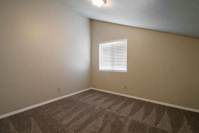 Building Photo - Spacious Updated Townhome in Downtown St. ...