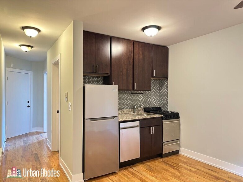 Building Photo - 816 W Cornelia Ave