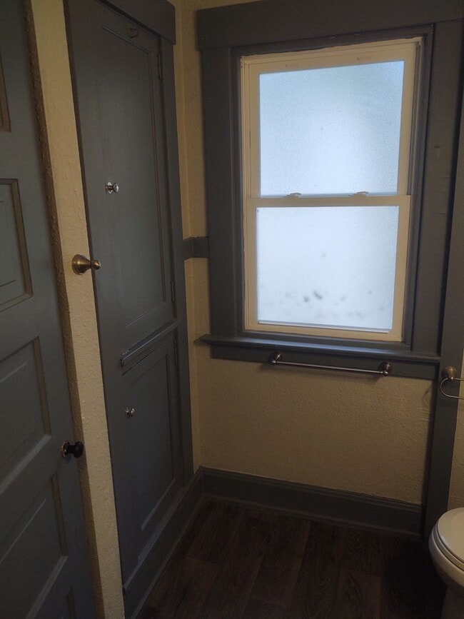 Building Photo - 611 N Perry St