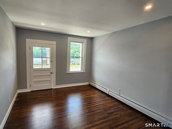 Building Photo - 301 Roosevelt Dr