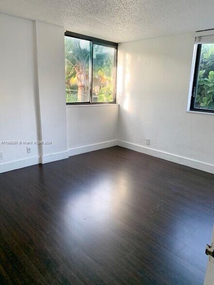 Building Photo - 2715 Tigertail Ave