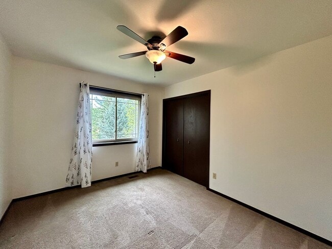 Building Photo - Beautiful 5 Bedroom Home with Large Private Yard