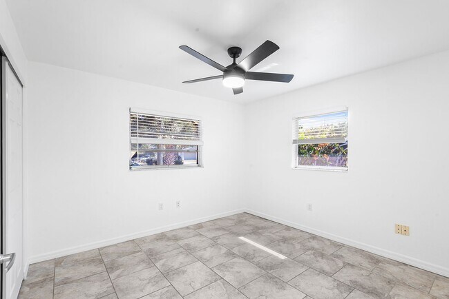 Building Photo - ST PETE APARTMENT FOR RENT!!