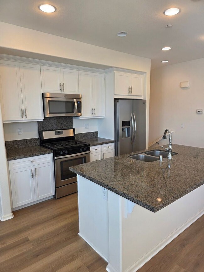 Building Photo - Gorgeous 3 Bedroom Townhome in Paseo del Sol with new flooring and paint!