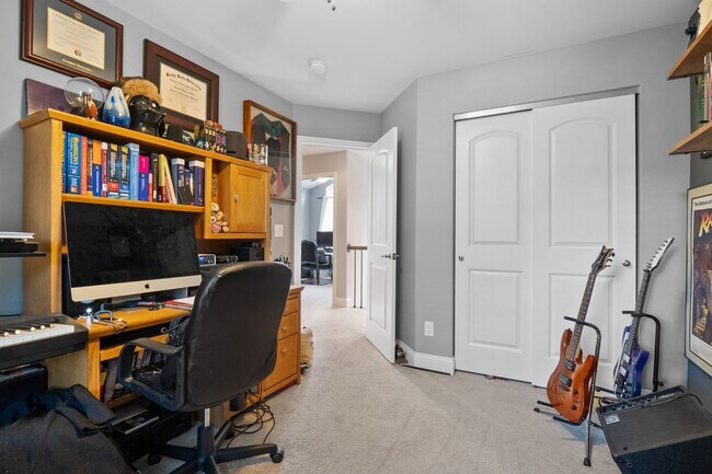 Building Photo - Stunning 4-bedroom, 2.5-bathroom rental of...
