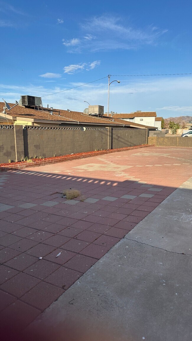 Building Photo - 803 N Major Ave