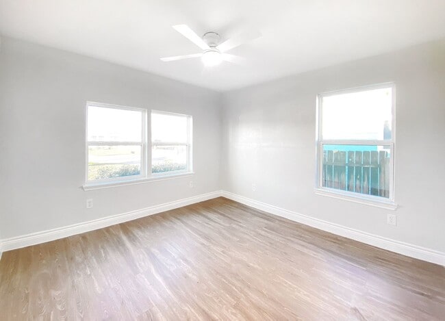 Building Photo - 810 Avenue D