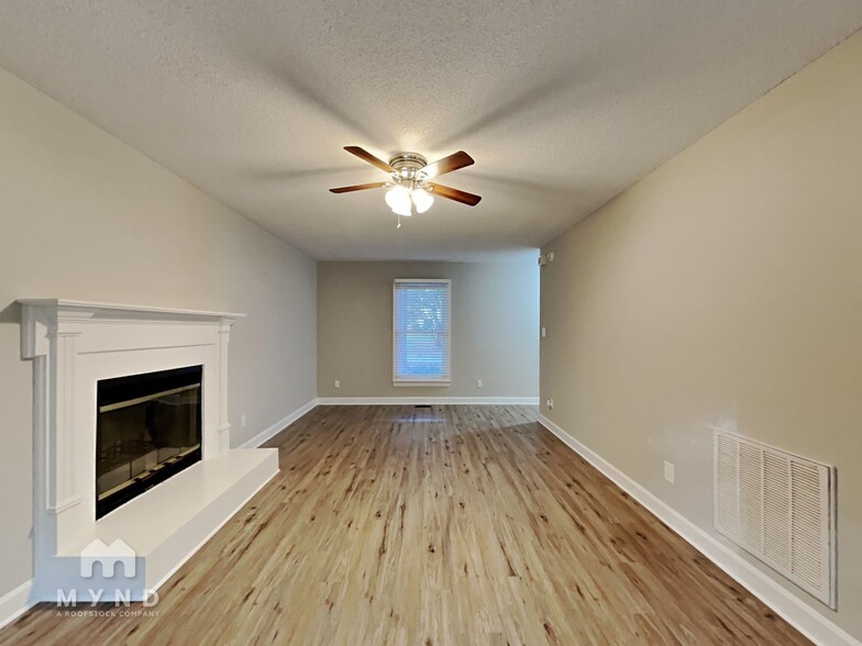 Building Photo - 8101 Round Oak Rd