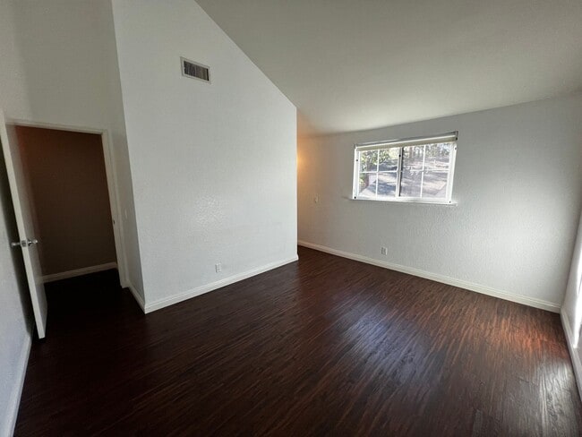 Building Photo - 2 Bedroom 3 Bath Condo for Rent in an Excellent Area of Fullerton