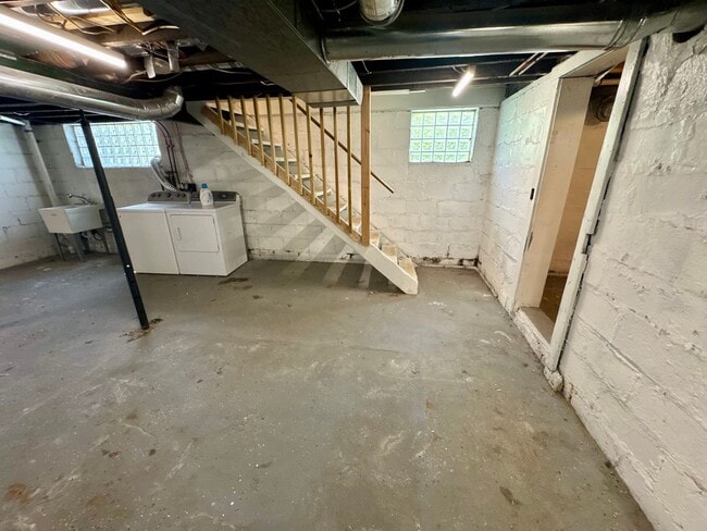 Building Photo - Open Concept 3 Bed 1.5 Bath in Swissville!