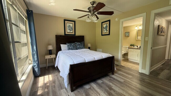 Building Photo - Charming 2/2 Seasonal Rental in Sarasota – Minutes from the Beach! Private Courtyard Included!!