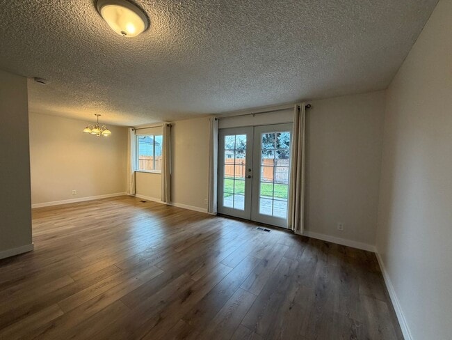 Building Photo - Beautiful 4 bed 2 bath home in Boise just off E Bergeson St