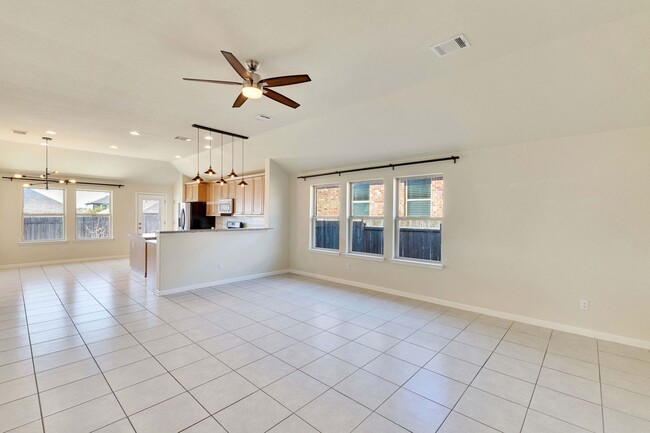 Building Photo - Amazing 4 bed, 2 bath home in North East Austin!