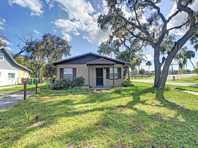 Building Photo - 319 Lucerne Dr