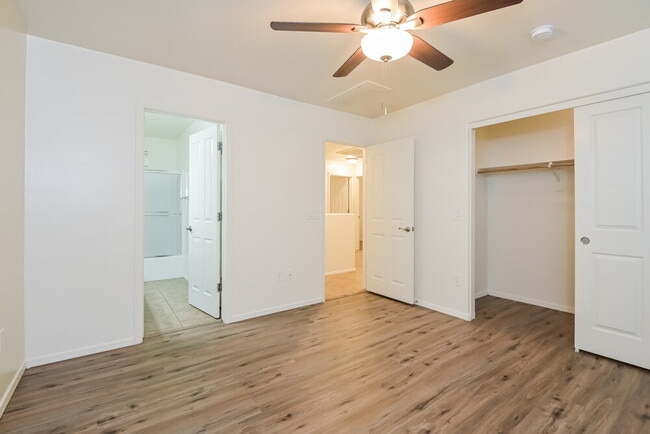 Building Photo - 933 W Calle Arroyo Norte