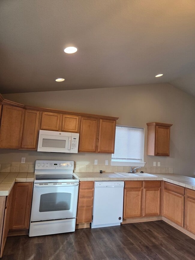 Building Photo - Beautiful Home! Large open living room! Double Car Garage! In private HOA neighborhood! Next to S...