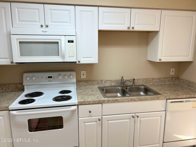 Building Photo - 8160 San Jose Manor Dr E