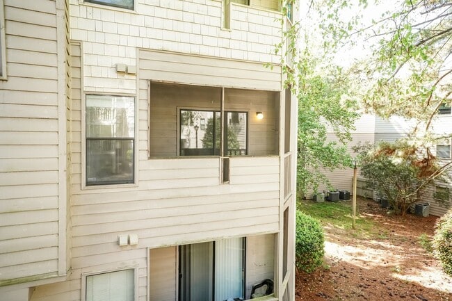 Building Photo - One Bedroom Condo With GREAT Location!