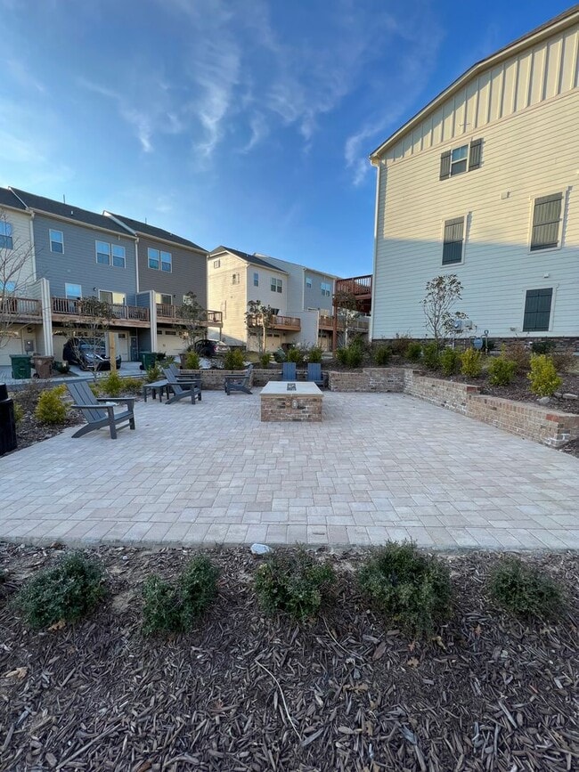 Building Photo - Beautiful End-Unit Townhome