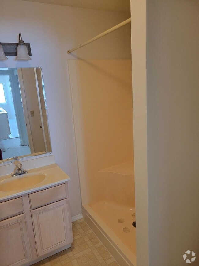 Building Photo - Newly remodeled 2 Bed, 2 Bath Duplex with ...