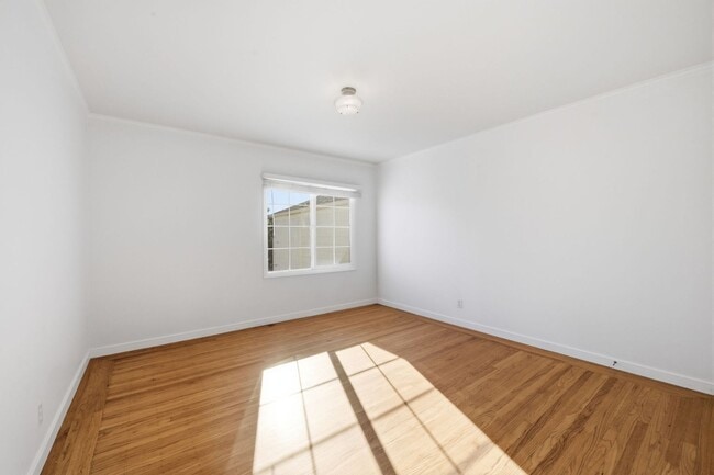 Building Photo - 347 Staples Ave