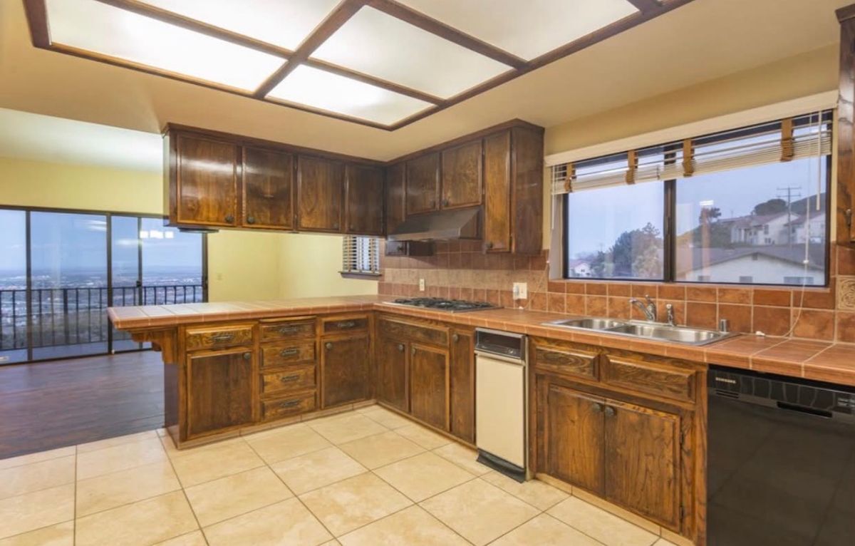 Building Photo - 1055 Lakeview Dr
