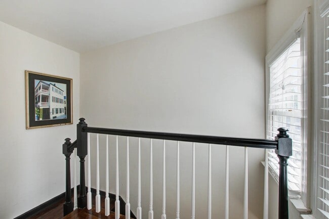 Building Photo - 342 King St