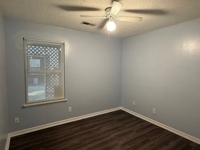 Building Photo - Freshly Painted 2Br 2Ba Duplex