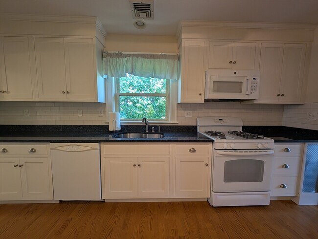 Building Photo - 184 Parmenter Rd