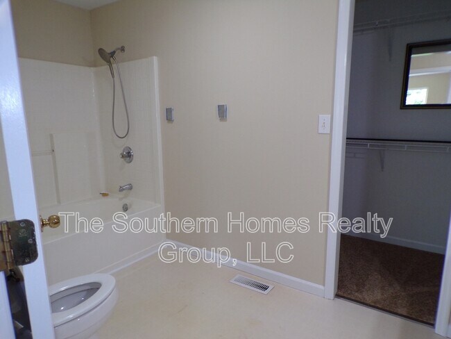 Building Photo - 1425 Hammerhill Rd
