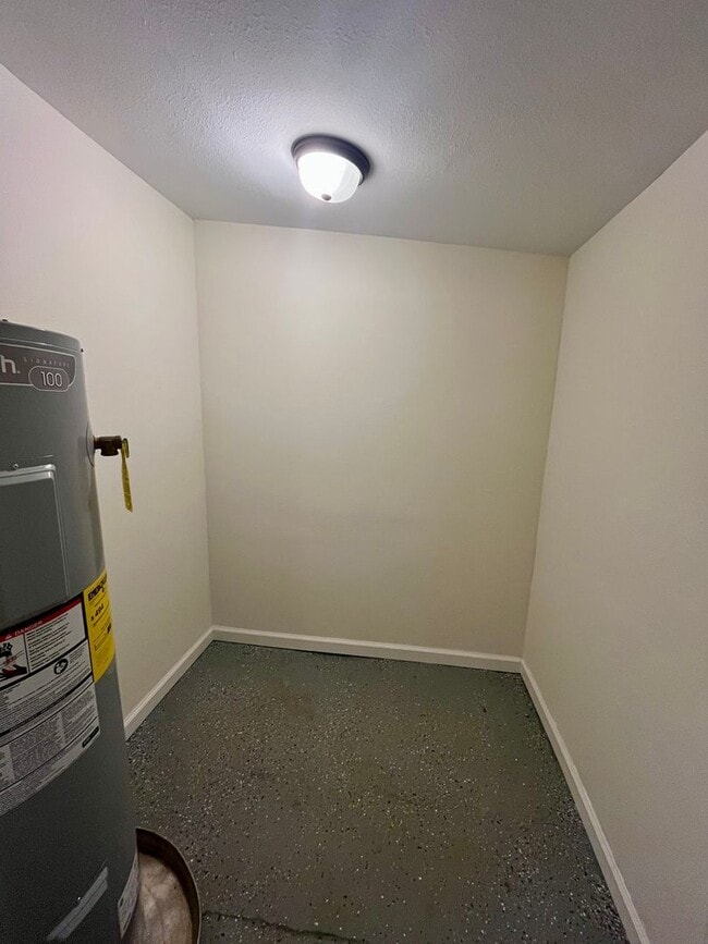 Building Photo - 3 Bed | 2 Bath | House
