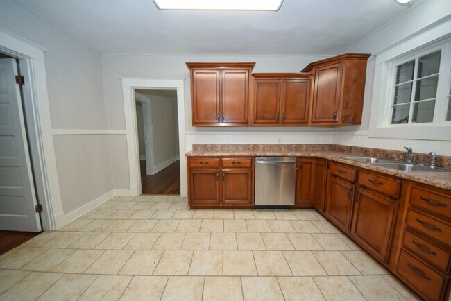 Building Photo - UPDATED BATHS AND KITCHEN WITH SS APPLIANCES near University of Memphis.