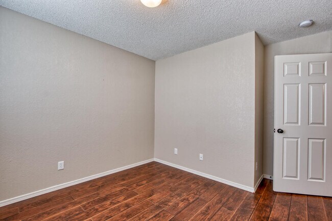 Building Photo - 1819 Shreya St