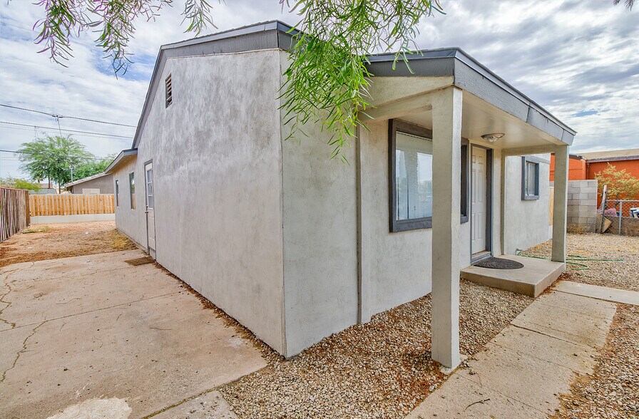 FRONT/SIDE - 1130 E 6th St