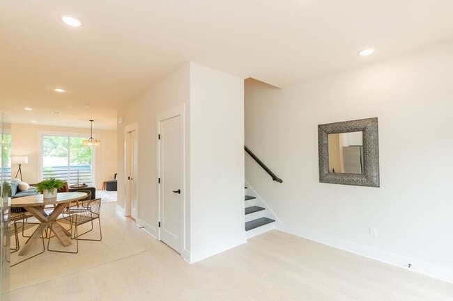 Building Photo - 745 N Market St