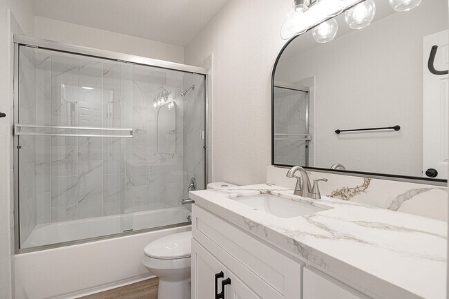 Building Photo - Newly remodeled upstairs condo in gated co...