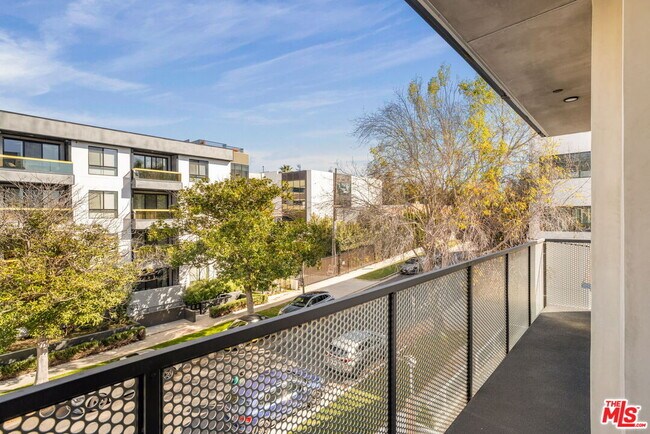 Building Photo - 2361 Fox Hills Dr