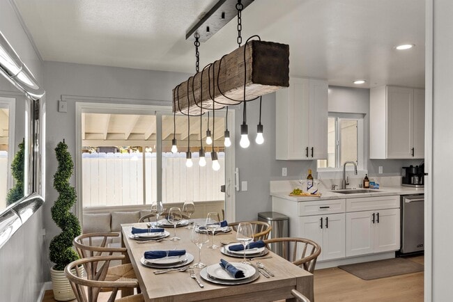 Building Photo - 1571 David Ave