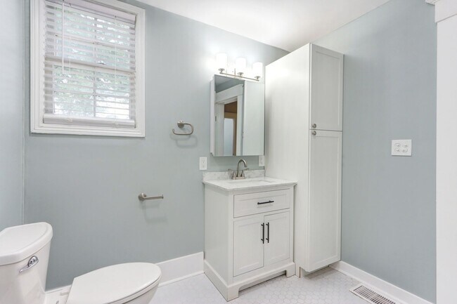 Building Photo - Renovated two bedroom apartment