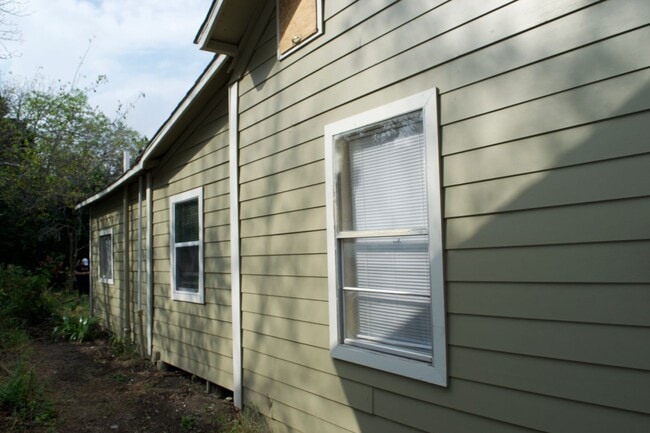 Building Photo - Beautifully Updated 3-Bedroom Home Near Downtown