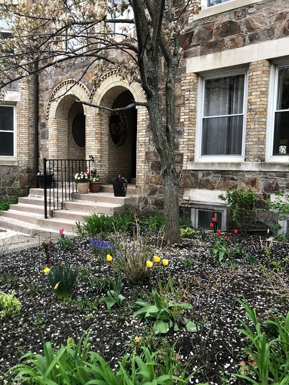 Building Photo - 318 Tappan St