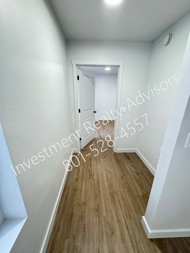 Building Photo - Completely Renovated Apartment!