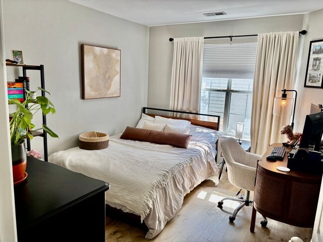 Building Photo - 3 bedroom/2.5 bathroom- Lake Cambridge- Kiln Creek