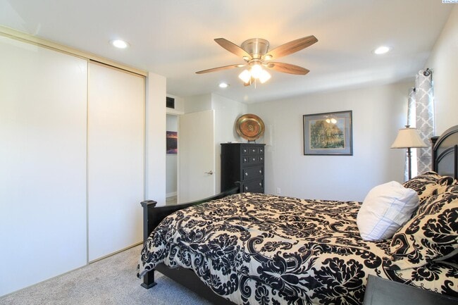 Building Photo - Fully Furnished 1 Bed, 1 Bath Apartment in Richlan