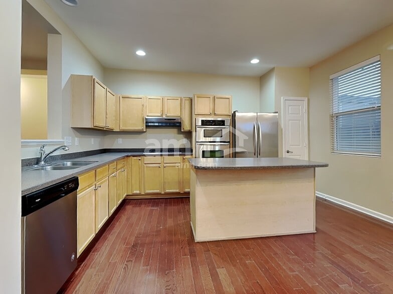 Building Photo - 89 Norwich Dr