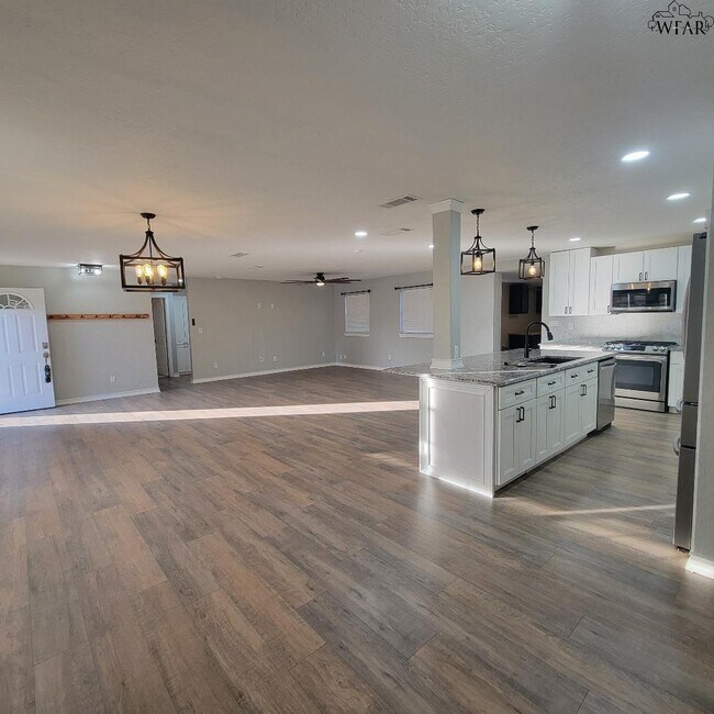 Building Photo - 4444 Phillips Dr