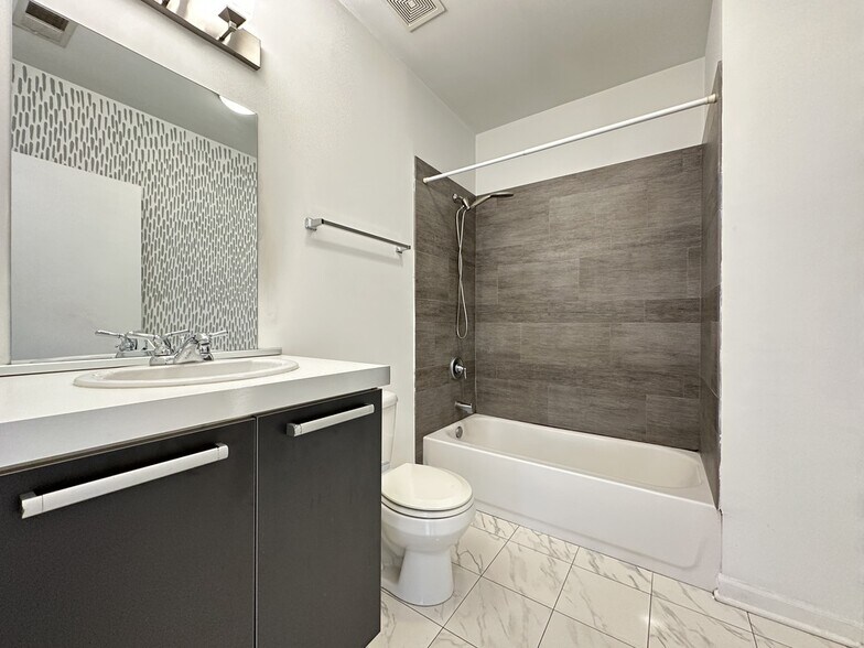 Building Photo - 1544 W Glenlake Ave